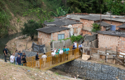 Obra de contenção e estabilização de encosta é entregue na Vila Pinho