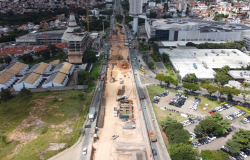 Avenida Cristiano Machado vai ter mais uma faixa para veículos em trecho onde é realizada obra da trincheira