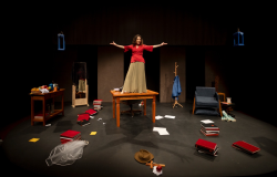 Teatro Marília recebe espetáculo inspirado na obra de Adélia Prado