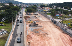 Avenida Cristiano Machado ganha mais uma faixa para veículos em trecho de obras da trincheira 