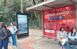 Abrigo Amigo instalado em ponto de ônibus de Belo Horizonte oferece mais segurança e acolhimento aos usuários do transporte coletivo.
