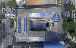 Placas de energia solar instaladas no edifício sede da Prefeitura de Belo Horizonte