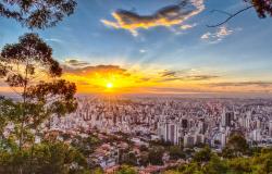 A imagem mostra uma vista aérea da cidade de Belo Horizonte