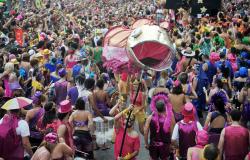 A imagem mostra foliões em um bloco de Carnaval, em Belo Horizonte