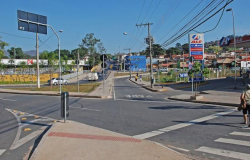 Imagem de um cruzamento entre avenida e rua, mostrando o passeio para pedestres e faixa de trânsito