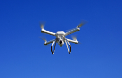 Imagem de um Drone no céu de BH