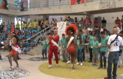 Sambistas tocam música e passistas dançam samba no lançamento de marchinha de carnaval contra exploração sexual e trabalho infantil pela Prefeitura