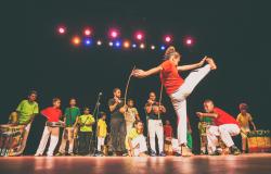 Crianças praticam capoeira do teatro Francisco Nunes no dia da Luta pela Eliminação da Discriminação Racial