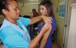 Funcionária de um posto de saúde aplica vacina contra febre amarela em uma mulher. Foto: Divulgação