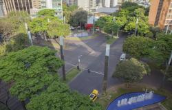 Praça da Savassi: cruzamento das avenidas Getúlio Vargas e Cristóvão Colombo visto de cima
