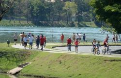 Pessoas camnhando e pedalando na orla da Lagoa da Pampulha