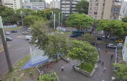 Praça Diogo Vasconcelos (Savassi) vista de cima, nela pessoas estão caminhando. A fonte de água está ligada e tem muitas árvores.