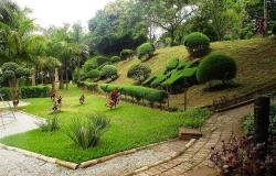 Jardins com grama, plantas bem cuidadas e passeios do Parque Professor Marcos Mazzoni. Foto: Divulgação PBH