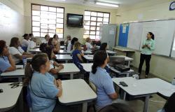 Instrutora dá aula sobre Segurança do Trabalho a profissionais da Regional Pampulha. Foto: Gercom Pampulha