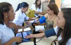 Técnicas de saúde tiram pressão de mulheres em ação do Dia Mundial da Saúde em Venda Nova. Foto: Gercom VN