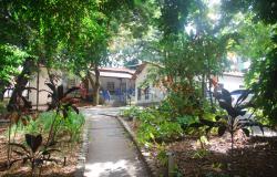 Sede da Regional Nordeste, uma casa de estilo colonial chamada Fazendinha, oferece os serviços da PBH em meio a muitas árvores frutíferas e verde. 