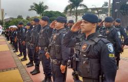Mais de vinte membros da Guarda Municipal em formação e prestando continência. 