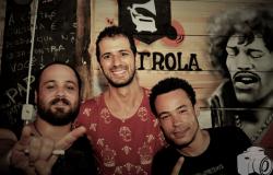 Três homens, membros da banda Nagori, sorriem. Foto: Felipe Perry