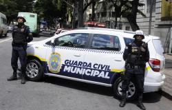 Dois Guardas municipais fardados estão ao lado de novo carro da Guarda Municipal. Foto: Adão de Souza