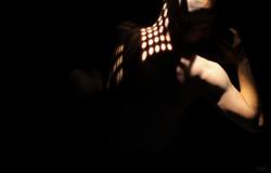 Jogo de luz e sombra revela formas atléticas de um dorso nu. Foto: Divulgação