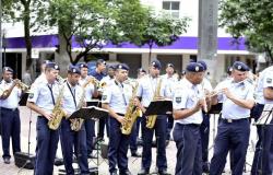 Cerca de treze Guardas municipais tocam instrumentos musicais variados ao ar livre durante o dia. Foto: Divulgação