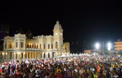 Praça da Estação com muitos cidadãos durante evento noturno