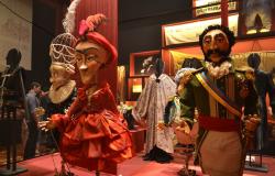 Bonecos e figurinos de peças teatrais em exposição no Museu Histórico Abílio Barreto.