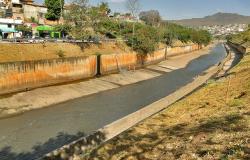 Rio Arrudas canalizado na região Leste de Belo Horizonte durante o dia. 