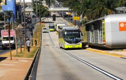 Ônibus estacionado em frente à estação do MOVE na Avenida Antônio Carlos, de dia. Foto ilustrativa.