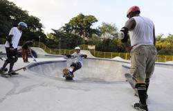 Quatro skatistas fazem manobras na pista de skate no Parque Fazenda Lagoa do Nado. 
