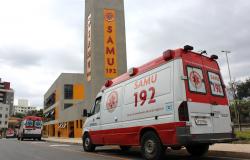 Quatro ambulâncias do SAMU estacionadas em frente à sua sede. 
