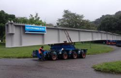 Veículo de oito rodas transporta viga de 54 metros de comprimento, que vai chegar a BH dia 2 de junho para nova alça do Viaduto da Lagoinha. 