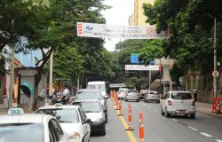 Imagem ilustrativa. Rua Tupis, no Centro de Belo Horizonte, com fila de carros. 