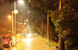 Rua iluminada em dia de chuva