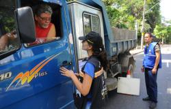 Fiscais da Prefeitura de Belo Horizonte conversam com motorista de caminhão em blitz da Operação Oxigênio