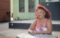 A aposentada Ieda Carvalho, de 64 anos, moradora do bairro São Tomaz, sentada em uma mesa de xadrez