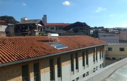 Foto do telhado da Escola Municipal Dom Bosco com placas de aquecimento solar. 