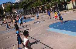 Cerca de 30 jovens praticantes do basquete na quadra do Parque Municipal Vencesli Firmino 