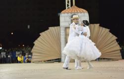 O casal Jadson e Juliana dançam, vestidos de noivos, na festa junina de Belo Horizonte