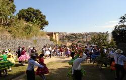 Grupo dança quadrilha em parque no Morro das Pedras