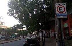 Placa de Estacionamento Rotativo na Avenida Silva Lobo, durante o dia.
