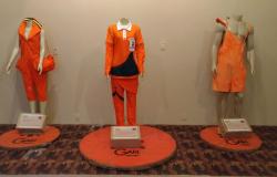 Três manequins em exposição do Gari Fashion