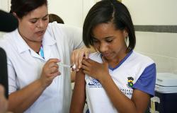 Técnica de saúde aplica vacina contra HPV em aluna da Rede Municipal de Ensino. 