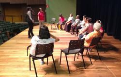 Grupo de idosos do bairro Califórnia sentados em cadeiras visita o Cine Brasil Vallourec