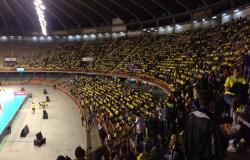 A foto mostra o estádio do Mineirinho, com um lado das arquibancadas tomado por torcedores(crianças e alunos da Eja) vestindo a camisa amarela da seleção