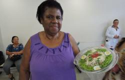 Mulher segura prato de salada