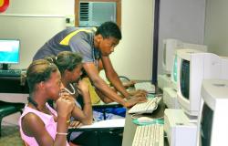 Monitor da Prodabel auxilia duas jovens em atividades de informática