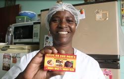 Ana Paula Nunes Ferreira sorri e mostra o cartão do serviço de alimentação que montou com ajuda do projeto BH Negócios.