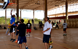 Seis jovens jogam basquete.