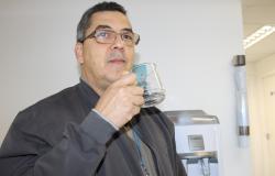 O agente público Ricardo Amora bebe água com caneca própria, evitando o uso de copos descartáveis. 